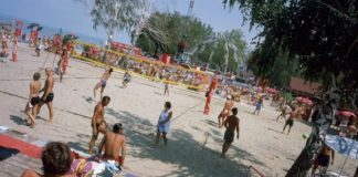 Ein Café in luftiger Höhe und Sandstrand mit Meeresstimmung in Siófok am Balaton