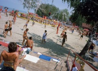 Ein Café in luftiger Höhe und Sandstrand mit Meeresstimmung in Siófok am Balaton