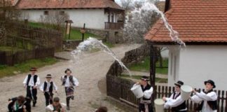 Osterbrauch in Ungarn: Achtung Frauen – es wird nass !