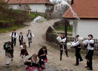Osterbrauch in Ungarn: Achtung Frauen – es wird nass !