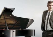 Ungarischer Pianist Adam Gyorgy spielt bei der Eröffnung der Fußball-EM 2012 in Warschau