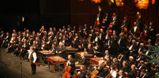 Orchesters der 100 Zigeunergeiger in Budapest gibt Festkonzert