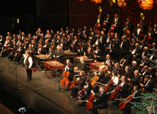 Orchesters der 100 Zigeunergeiger in Budapest gibt Festkonzert