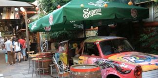 Die „Schrott-Bar“ glänzt mit auffälligem Ambiente