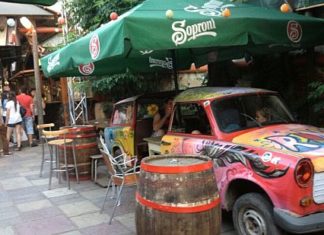 Die „Schrott-Bar“ glänzt mit auffälligem Ambiente