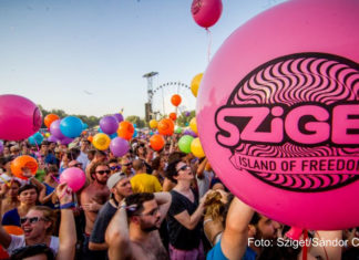 Ukrainische und russische Fahnen wehen auf dem Sziget Festival 2014