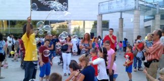 Kinder feiern den Ferienbeginn in Ungarn – Autofahrer rechnen mit staureichem Wochenende