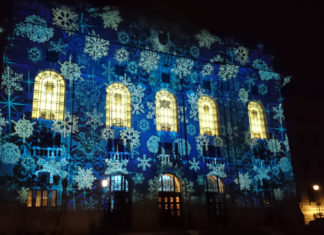 Weihnachtliches Gewand für altes Gemäuer in Debrecen