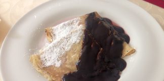 Ungarischen Palatschinken mit Palinka flambieren