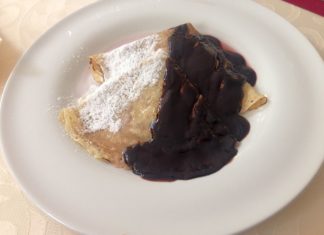 Ungarischen Palatschinken mit Palinka flambieren