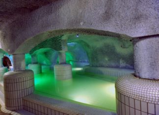 Einzigartiges Badeerlebnis im Cascade Höhlen- und Spaßbad