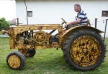 Traktor aus Holz in Ungarn