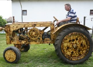 Traktor aus Holz in Ungarn