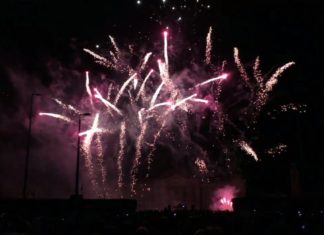 Feuerwerke in Ungarn erhellen den Himmel zum Nationalfeiertag