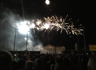 Feuerwerk in Debrecen vor spektakulärer Kulisse