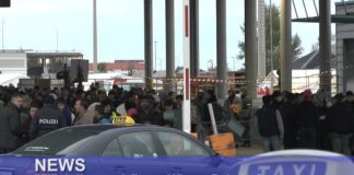 Flüchtlingstaxis von Nickelsdorf zum Bahnhof Wien