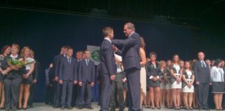 Schüler feiern Schleifenweihenfest in Ungarn