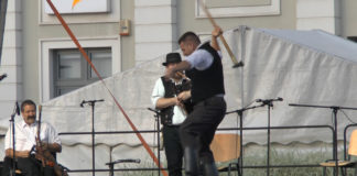 Ungarischer Volkstanz – Mann tanzt mit Axt auf der Bühne