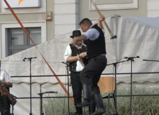 Ungarischer Volkstanz – Mann tanzt mit Axt auf der Bühne