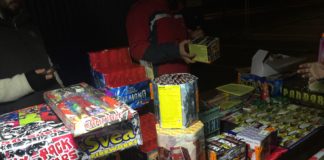 Vor den Geschäften Schlange stehen für Silvesterböller in Ungarn