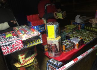 Vor den Geschäften Schlange stehen für Silvesterböller in Ungarn