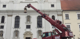 Neue Glocken für Györ – Mit Kran in St. Ignatius Kirche installiert