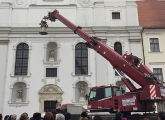 Neue Glocken für Györ – Mit Kran in St. Ignatius Kirche installiert