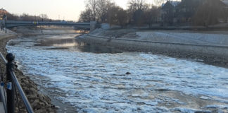 Naturschauspiel – Hier stauen sich Eisschollen auf Raab und Donau