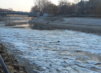 Naturschauspiel – Hier stauen sich Eisschollen auf Raab und Donau