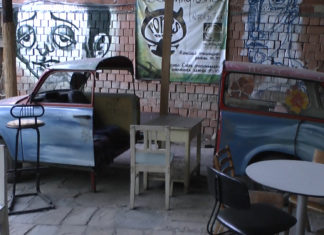 Abgefahrener Tipp: Besuch in der Roncs-Bar (Schrott-Bar) – Abhängen im Trabi