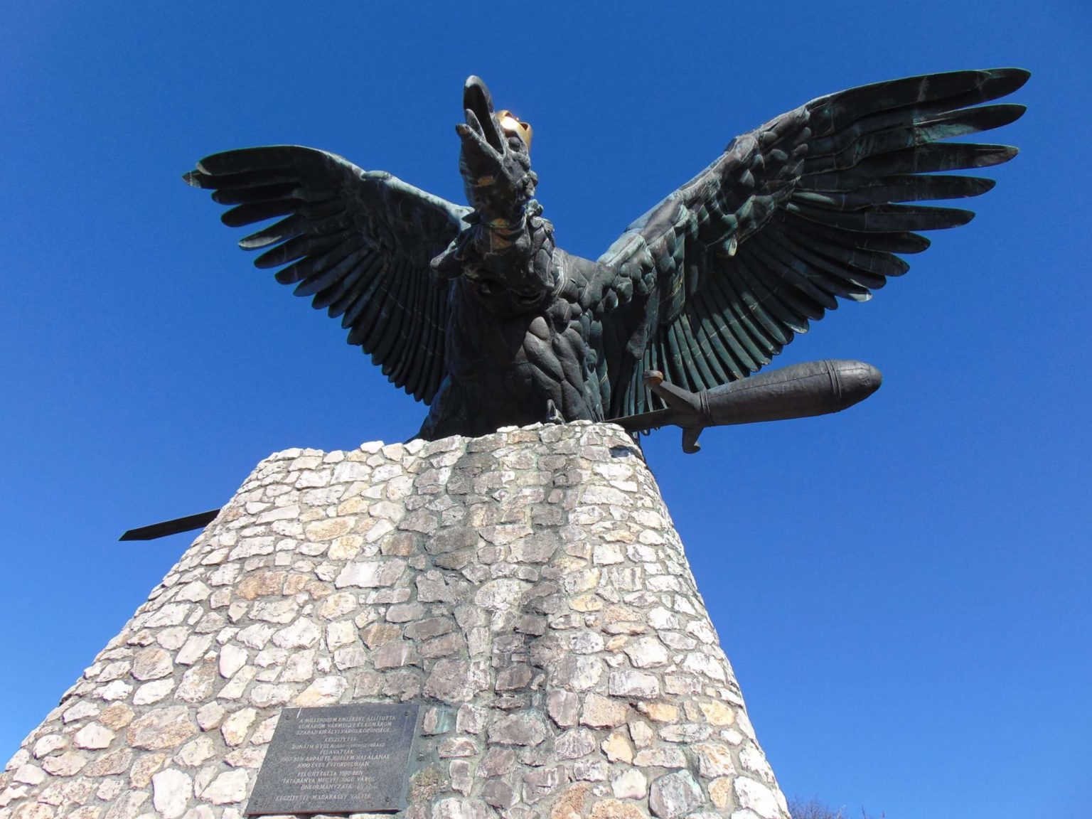 Was symbolisiert eigentlich der „Turul“? Reisemagazin