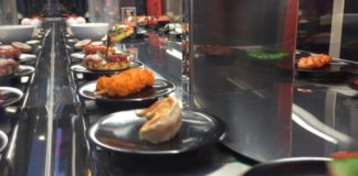 Budapest Restaurants: Vor dem Wasabi Extra fährt Sushi dem Besucher schon auf der Strasse entgegen!