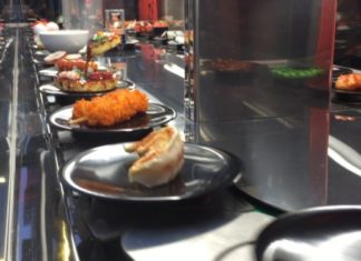 Budapest Restaurants: Vor dem Wasabi Extra fährt Sushi dem Besucher schon auf der Strasse entgegen!