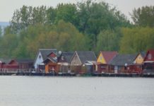 Schwimmende Fischerhäuser in Bokod – Exzellente Fotomotive