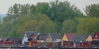 Schwimmende Fischerhäuser in Bokod – Exzellente Fotomotive