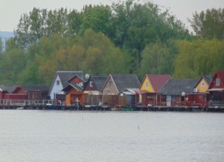 Schwimmende Fischerhäuser in Bokod – Exzellente Fotomotive