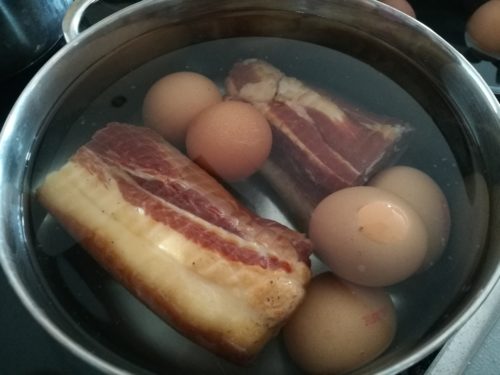 Ostereier mit geräuchertem Speck gekocht - Foto: Flying Media Hungary