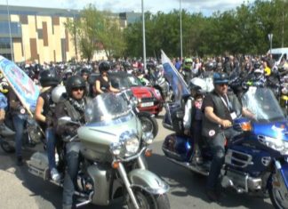 Spektakulär! Tausende Biker cruisen durch Györ!