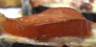 Leichte Küche: Auberginen mit Bacon-Mozzarella-Tomaten-Häubchen