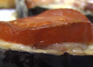 Leichte Küche: Auberginen mit Bacon-Mozzarella-Tomaten-Häubchen