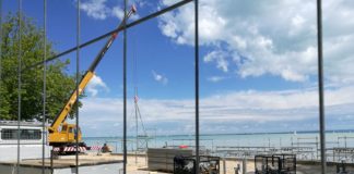 Hier werden große Tribünenanlagen in Balatonfüred für Schwimm-WM installiert