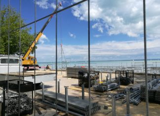 Hier werden große Tribünenanlagen in Balatonfüred für Schwimm-WM installiert