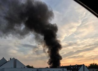 Rauchsäule über Györ – Autofahrerin entkommt den Flammen!