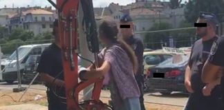 Junges Mädchen kettet sich aus Protest an Bagger in Budapest fest!