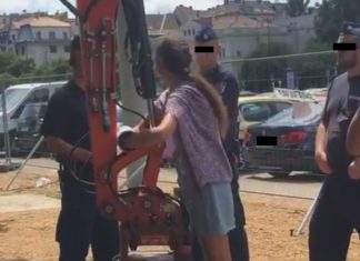 Junges Mädchen kettet sich aus Protest an Bagger in Budapest fest!