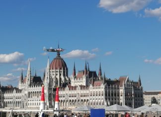Kirby Chambliss aus Arizona gewinnt das Red Bull Airrace in Budapest