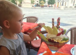 Kleiner Mann ganz groß mit Eis und Ungarn-TV