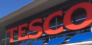 Ungarisches Rotes Kreuz sammelt Lebensmittelspenden in Tesco Märkten