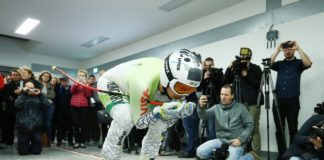 Edit Miklós testet im Audi Hungaria-Windkanal