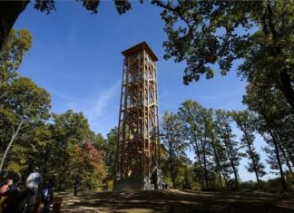 Neuer Aussichtsturm bei Romhány im Komitat Nógrád